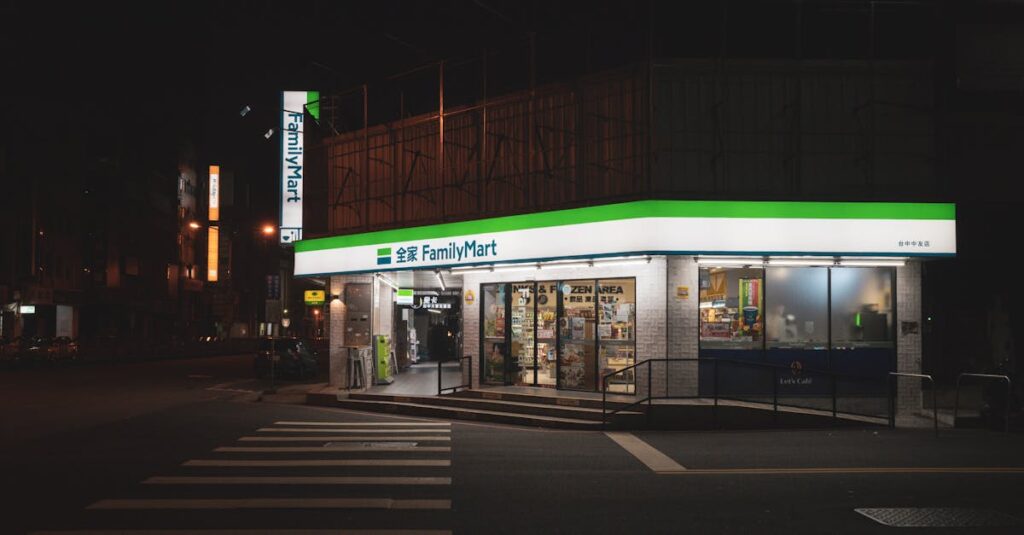 コンビニでのハロウィンスイーツ入荷タイミングの違いを説明するイメージ図