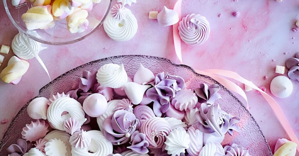 ローソンの2025年ハロウィン限定紫芋と竹炭スポンジのロールケーキ