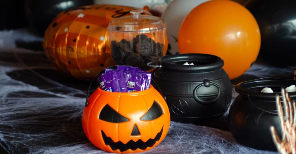自作の撮影ブースで2025年のハロウィンスイーツを美しく撮影するスタイル