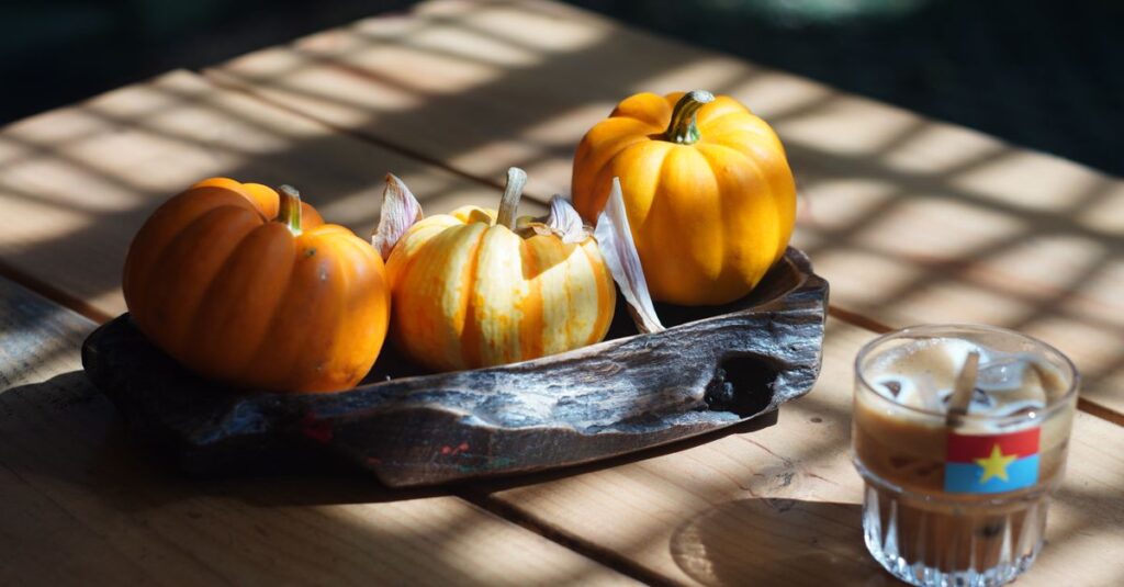 カフェでのハロウィンスイーツ購入には予約や日付確認が必要なことを示すイメージ
