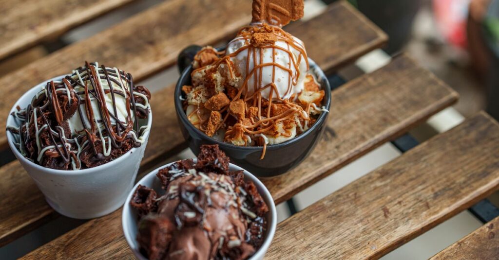 同じハロウィンスイーツを昼と夜の光で撮り分けた2025年の投稿術