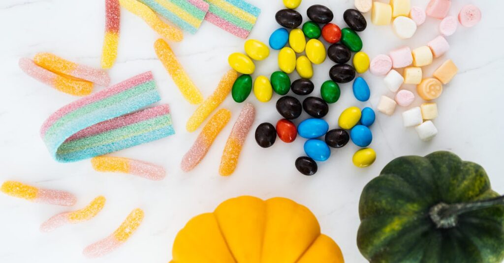 セブン、ファミマ、ローソンの2025年ハロウィンスイーツを比較したイメージ