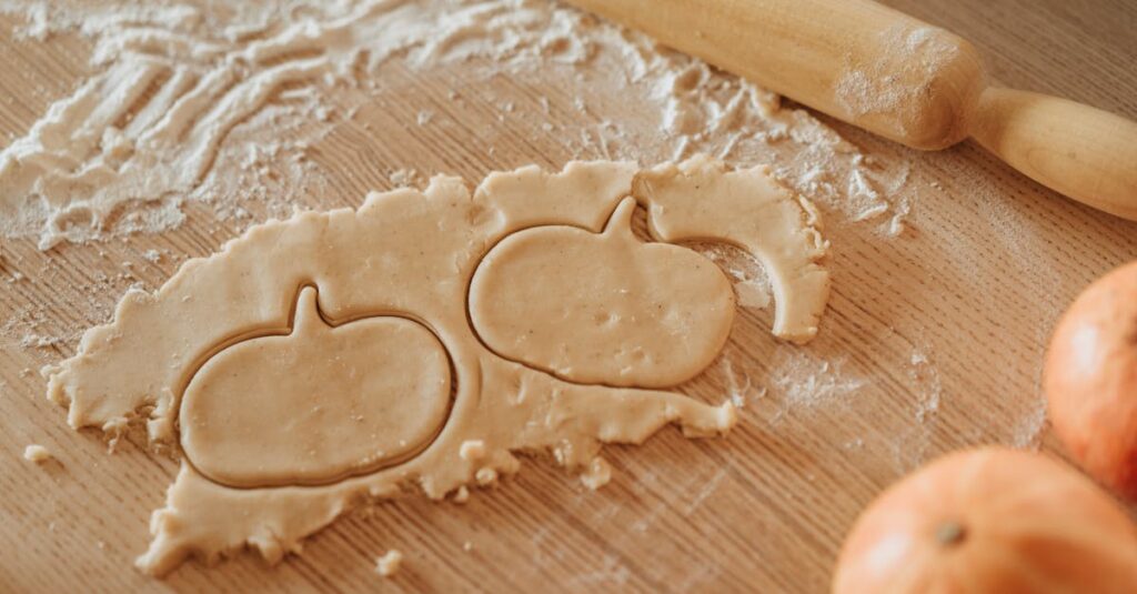 2025年のハロウィントレンドカラーであるゴーストパープルや黒を使った高級感あるスイーツ