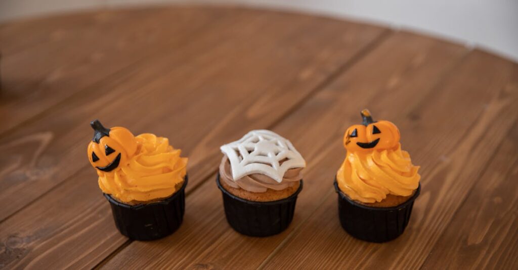 セブン、ファミマ、ローソンの2025年ハロウィンスイーツを比較したイメージ
