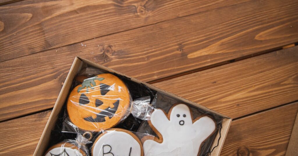 スターバックスの2025年魔法学園がテーマのハロウィン限定ケーキとラテ