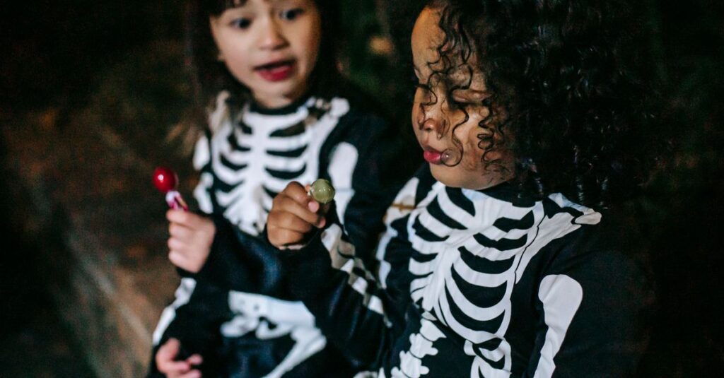 セブン、ファミマ、ローソンの2025年ハロウィンスイーツを比較したイメージ