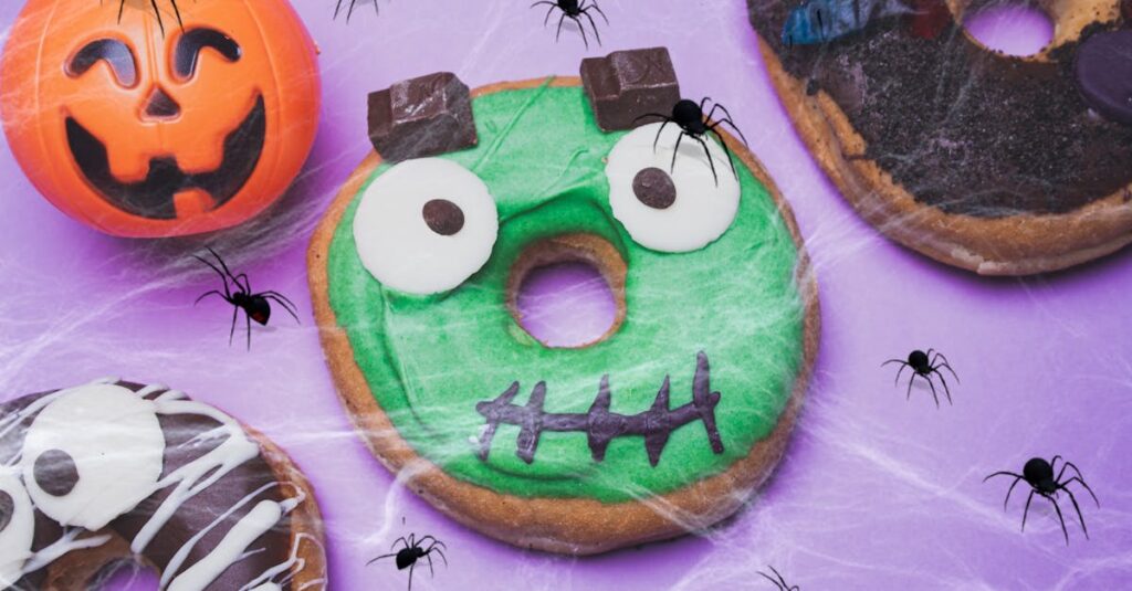 2025年のハロウィントレンドカラーであるゴーストパープルや黒を使った高級感あるスイーツ