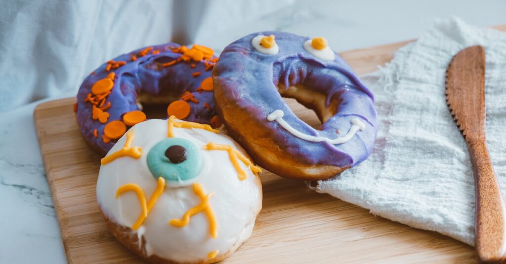 2025年のハロウィントレンドカラーであるゴーストパープルや黒を使った高級感あるスイーツ