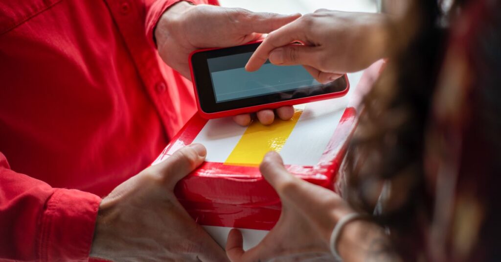 コンビニでのハロウィンスイーツ入荷タイミングの違いを説明するイメージ図