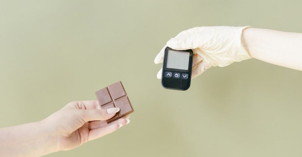 セブン、ファミマ、ローソンの2025年ハロウィンスイーツを比較したイメージ