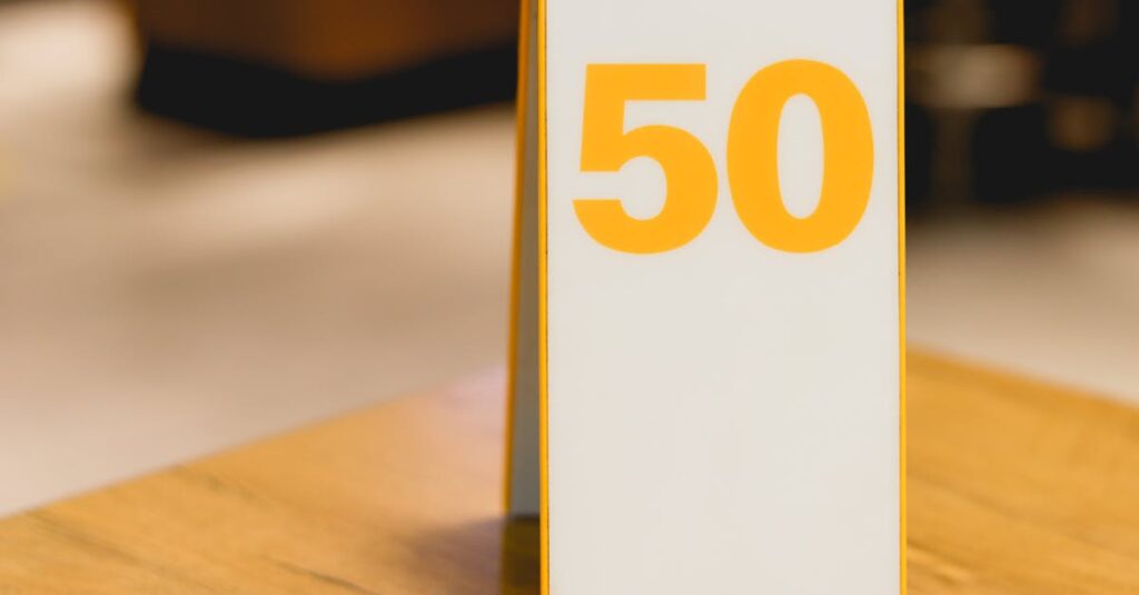 カフェでのハロウィンスイーツ購入には予約や日付確認が必要なことを示すイメージ