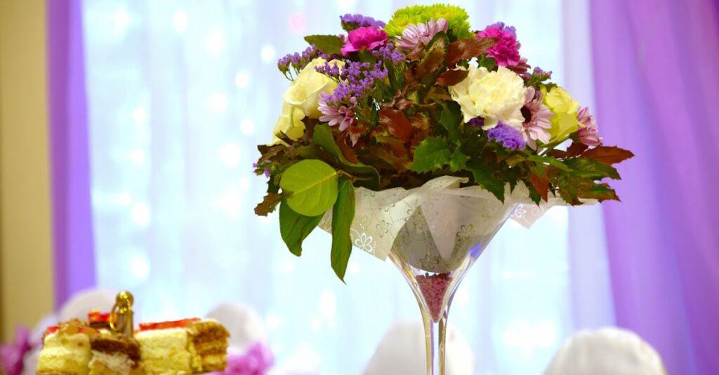 ローソンの2025年ハロウィン限定紫芋と竹炭スポンジのロールケーキ