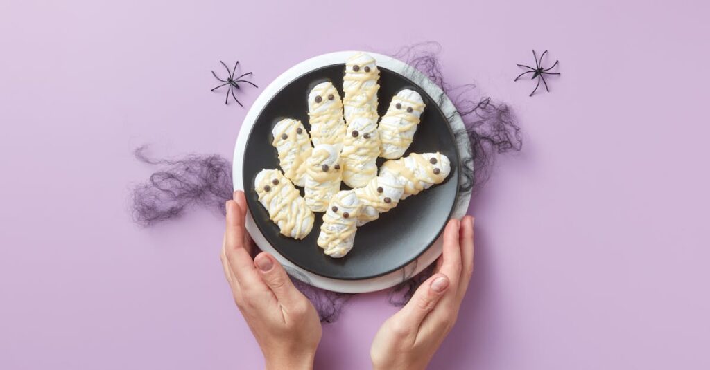 スターバックスの2025年魔法学園がテーマのハロウィン限定ケーキとラテ