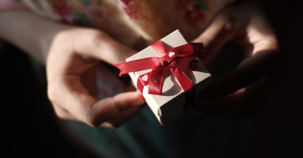 ブラックフライデーで買った商品を贈り物にして節税や節約に活かすシーン