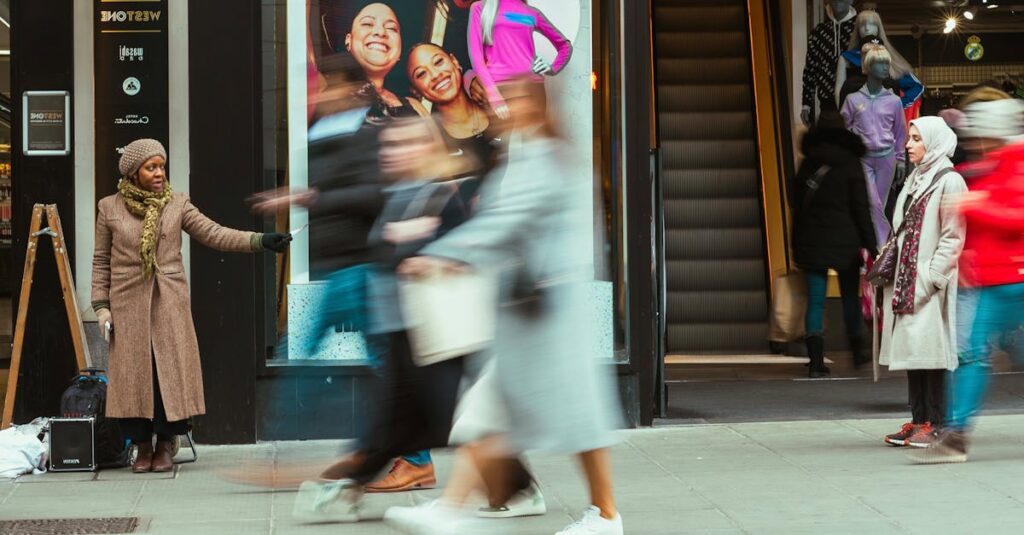 年始の寒い中で人気店の福袋を求めて並ぶ人々の様子を描いたイメージ画像