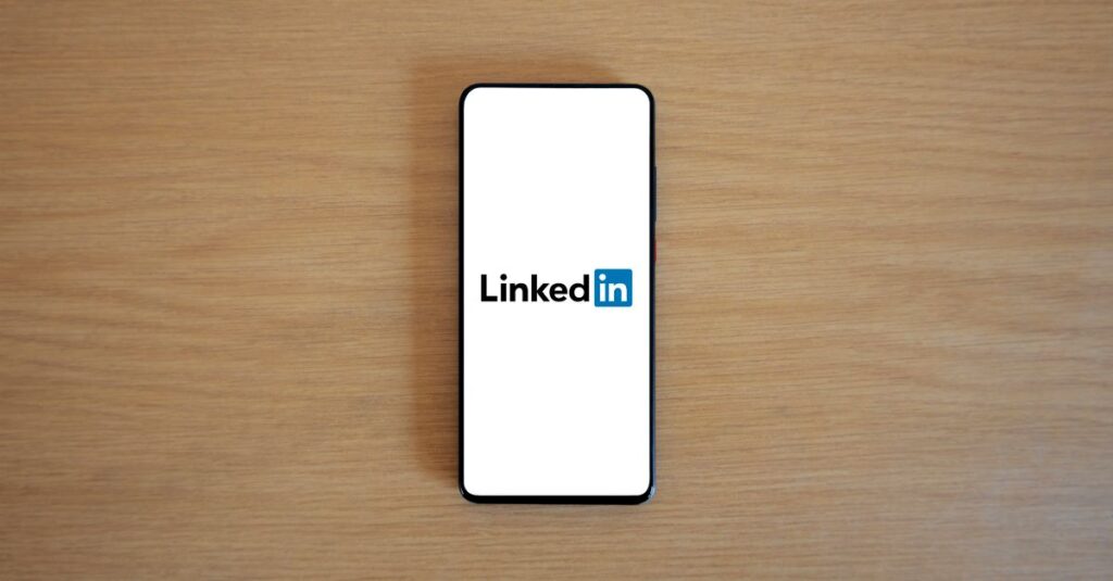 ブランド公式アプリやLINE登録でクーポンを受け取っているスマホの画面