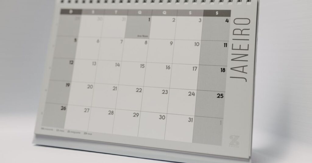 2026年の福袋予約開始日をカレンダーでチェックする人のイメージ
