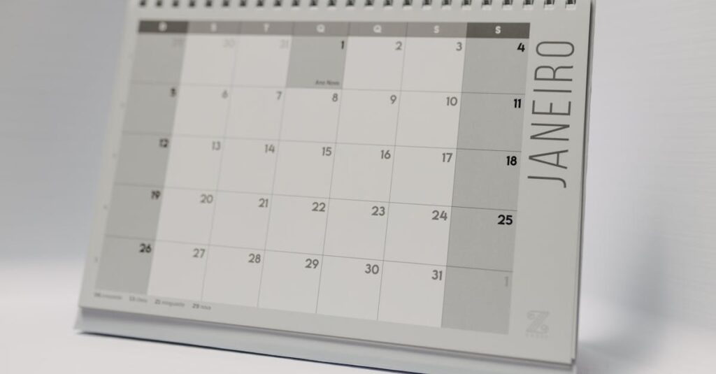 2026年の福袋予約開始日をカレンダーでチェックする人のイメージ
