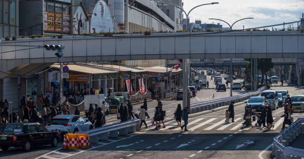 朝一の初売りセールに並ぶ人々の様子を表現する画像