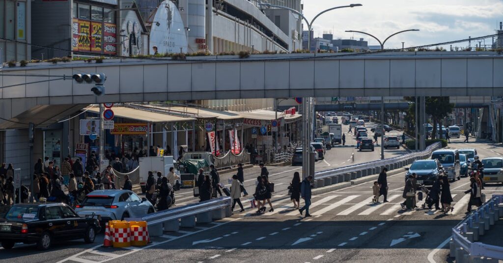 朝一の初売りセールに並ぶ人々の様子を表現する画像