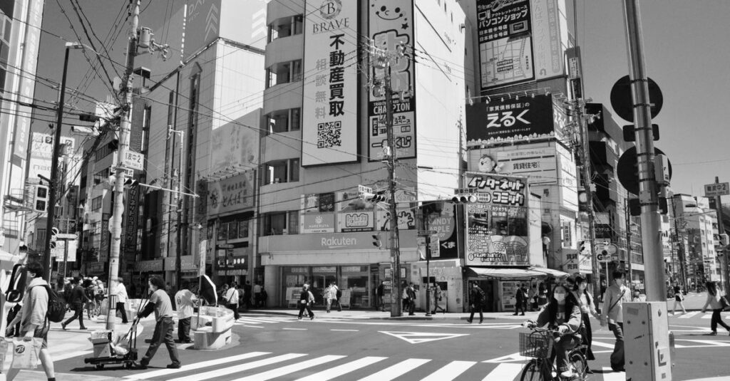 楽天経済圏とPayPay経済圏でポイント還元率を比較しながら買い物を計画する様子
