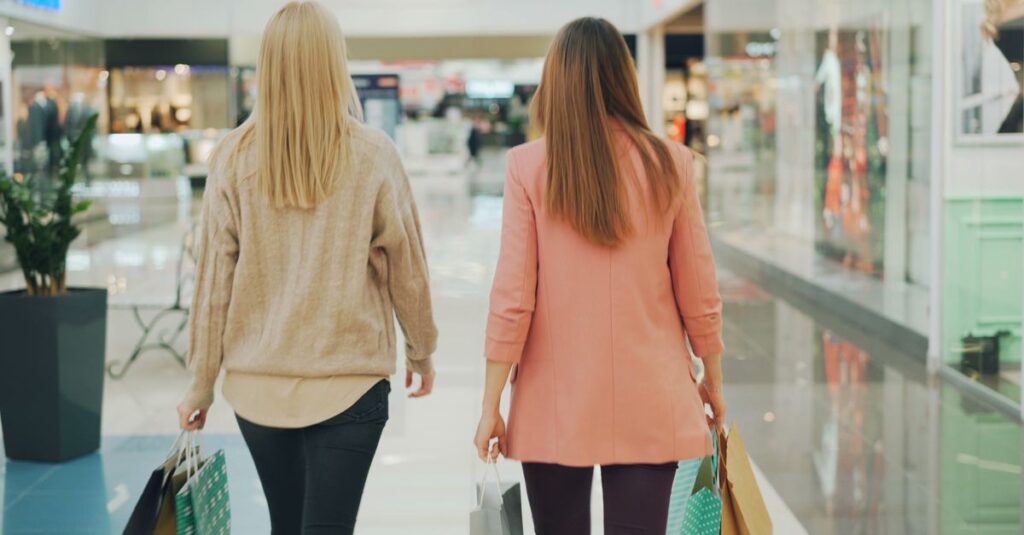 ブラックフライデーで購入した商品の返品条件を確認している人の様子