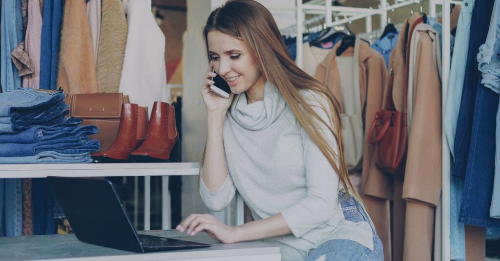 オンラインで予約する人と店舗に並ぶ人の対比を描いたイメージ画像
