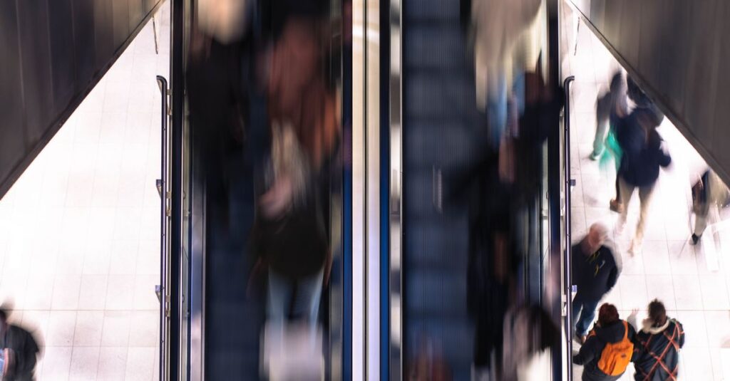 朝一の初売りセールに並ぶ人々の様子を表現する画像