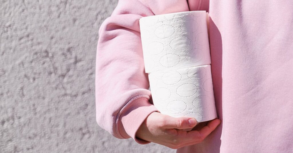 ブラックフライデーで日用品や消耗品をお得にまとめ買いする主婦の様子