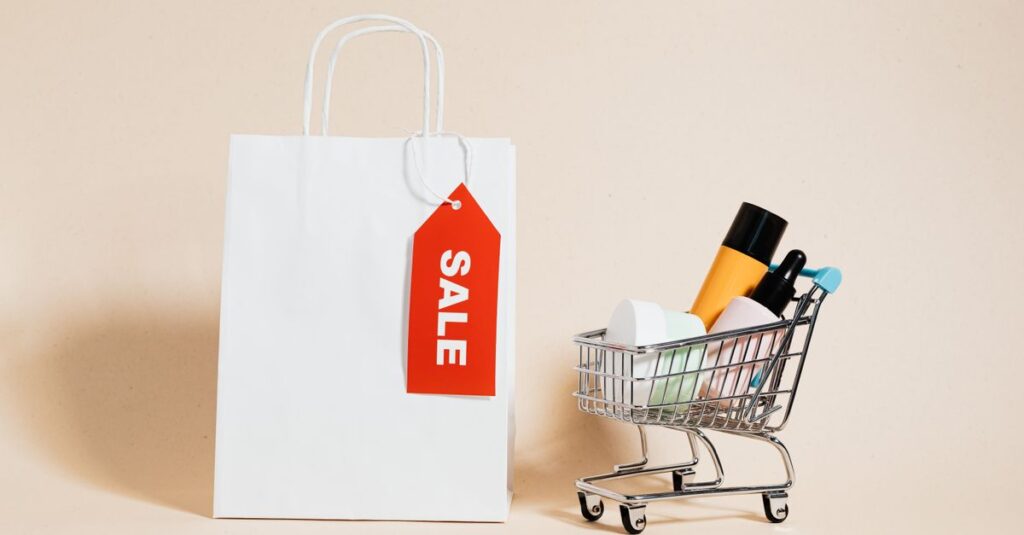ブラックフライデーで日用品や消耗品をお得にまとめ買いする主婦の様子