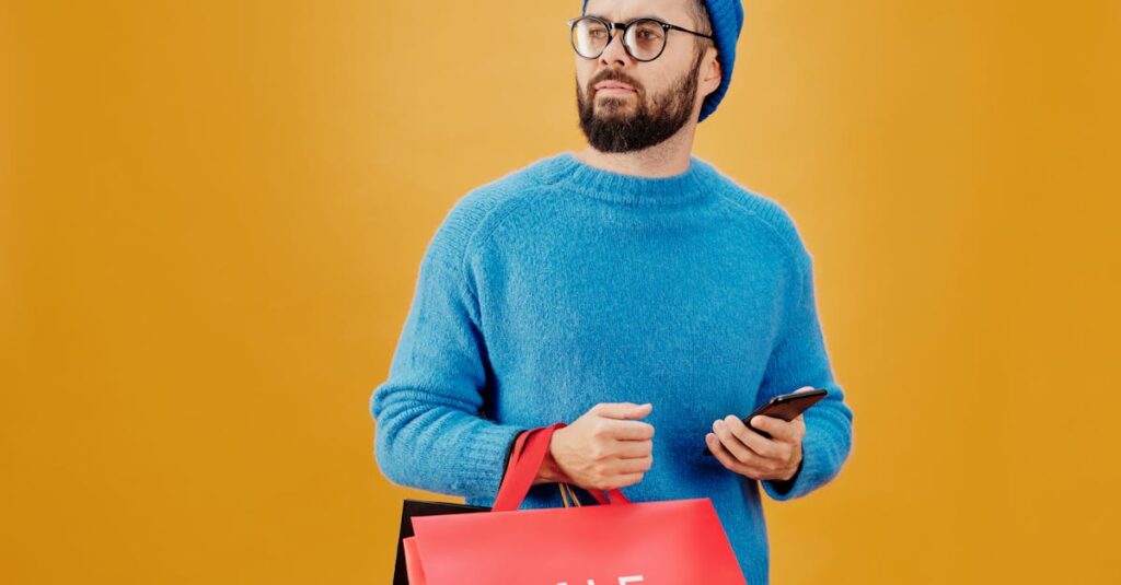 福袋をお得に買うための早期割引やクーポン情報をスマホでチェックする人