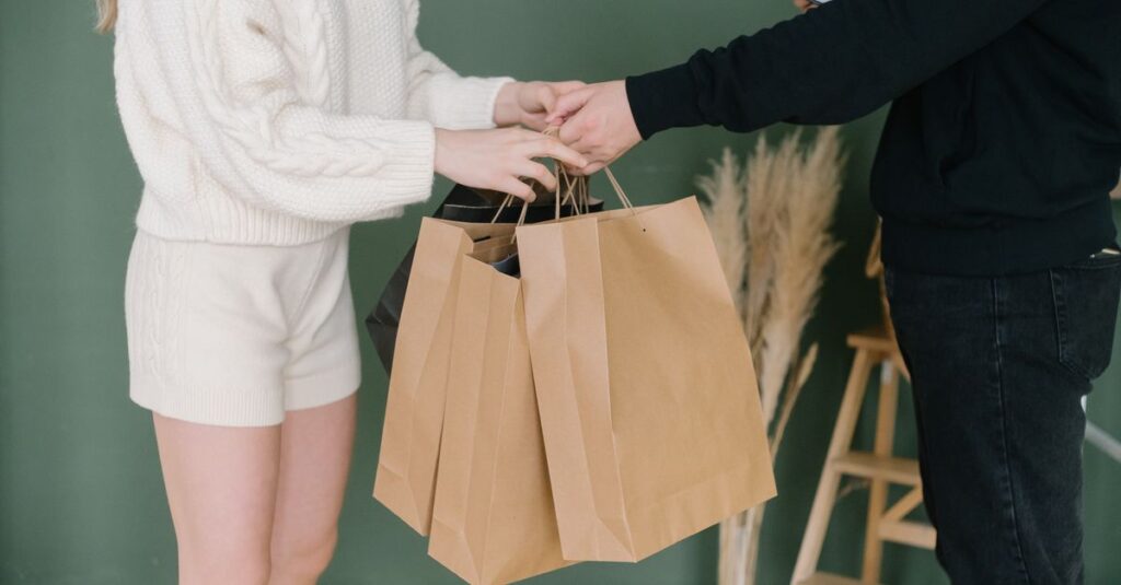 ブラックフライデーで購入した商品の返品条件を確認している人の様子