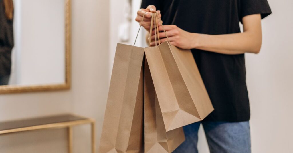 オンラインで予約する人と店舗に並ぶ人の対比を描いたイメージ画像