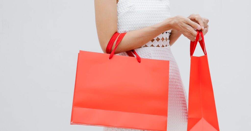 ネット限定の福袋をスマホでチェックするユーザーのイメージ写真