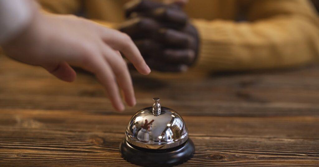 タイムセールの通知を設定してスマホで即時にチェックする様子