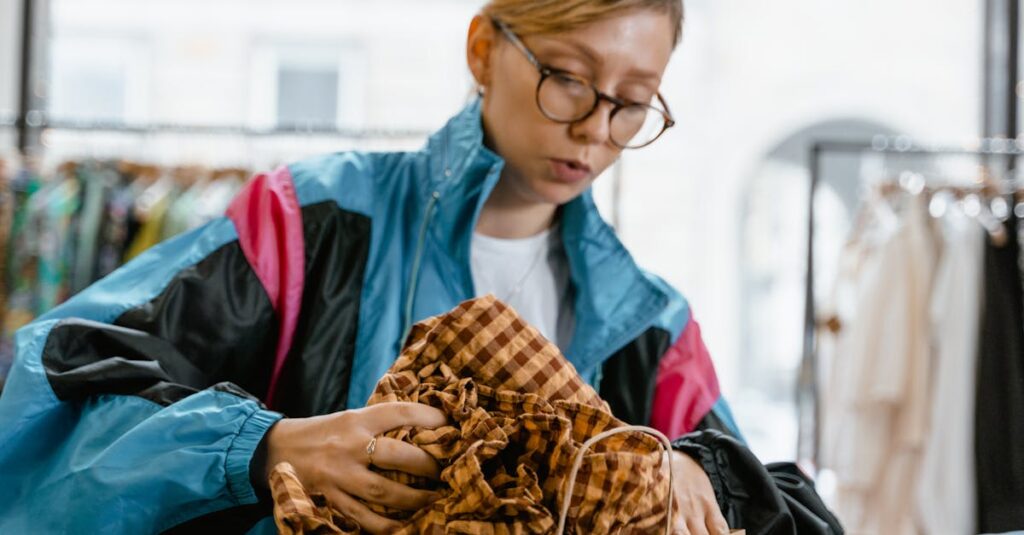 ブラックフライデーで購入した商品の返品条件を確認している人の様子