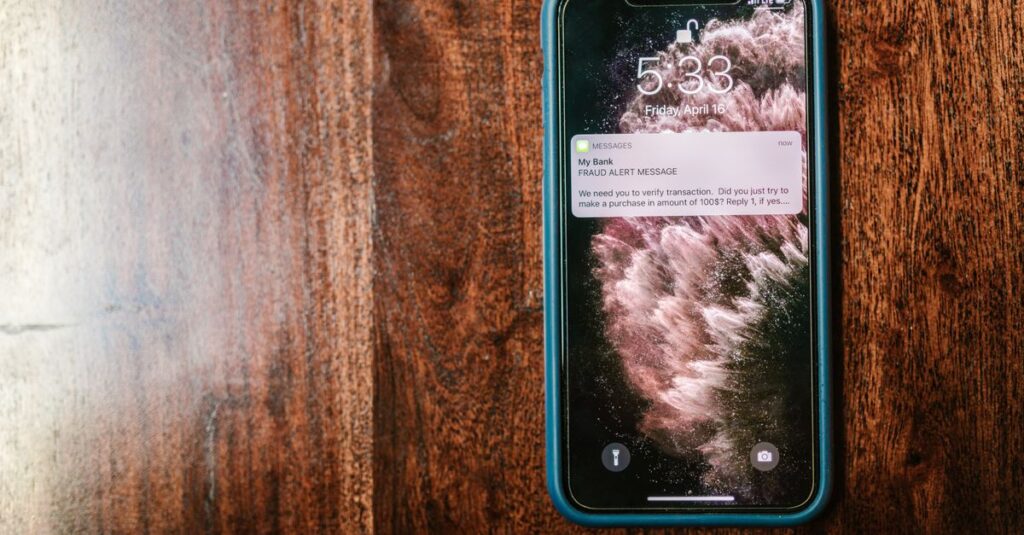 タイムセールの通知を設定してスマホで即時にチェックする様子