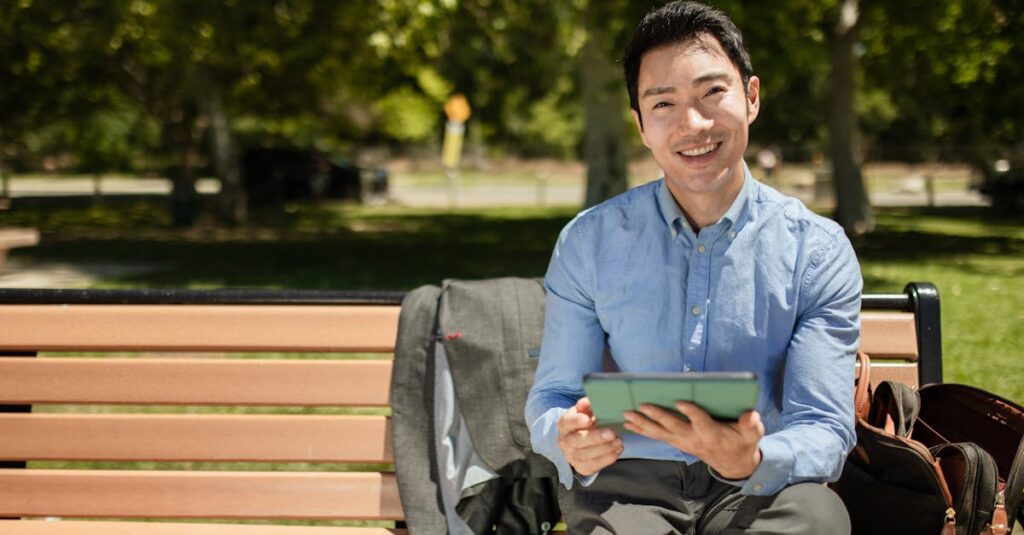 ネット限定の福袋をスマホでチェックするユーザーのイメージ写真