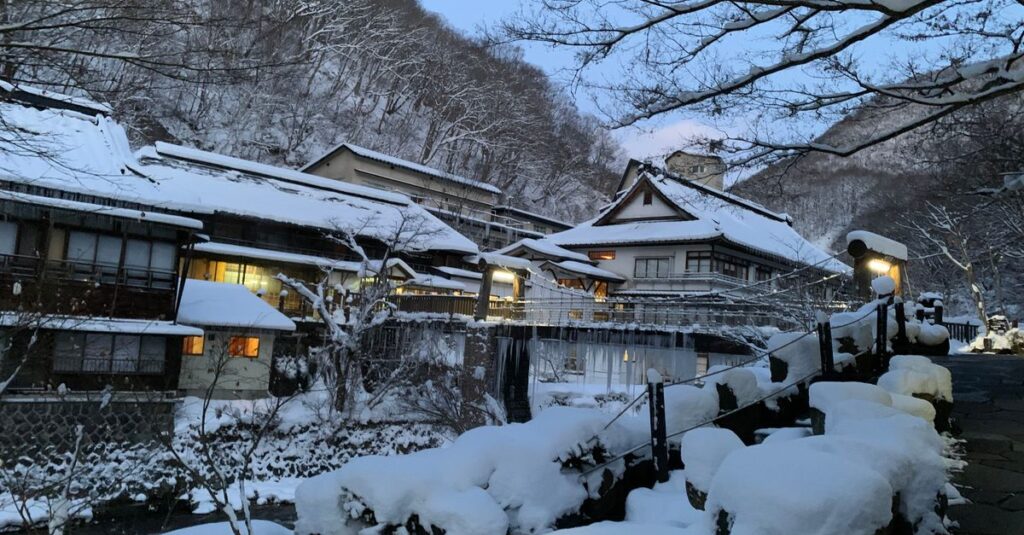 冬の国内旅行に便利な持ち物や忘れやすいアイテムを紹介するイメージ