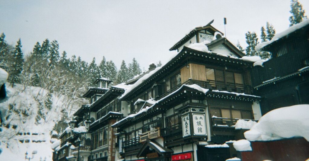 年末年始におすすめの温泉地を紹介する日本の冬の風景イメージ