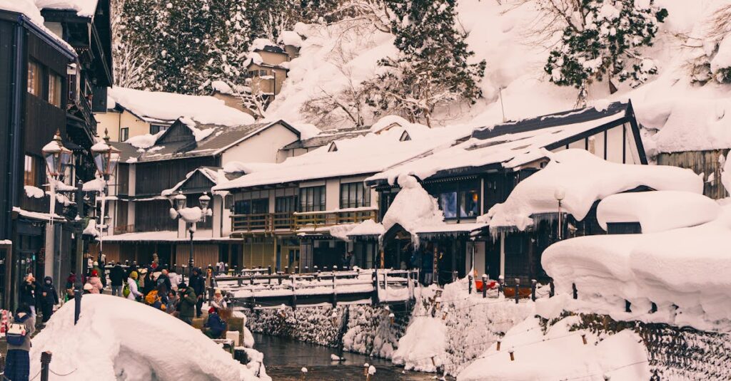 2025年から2026年の年末年始に人気となる国内旅行トレンドを示すイメージ
