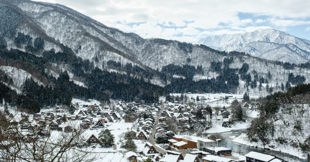 現地の人しか知らない年末年始におすすめの日本の隠れた名所を紹介するイメージ