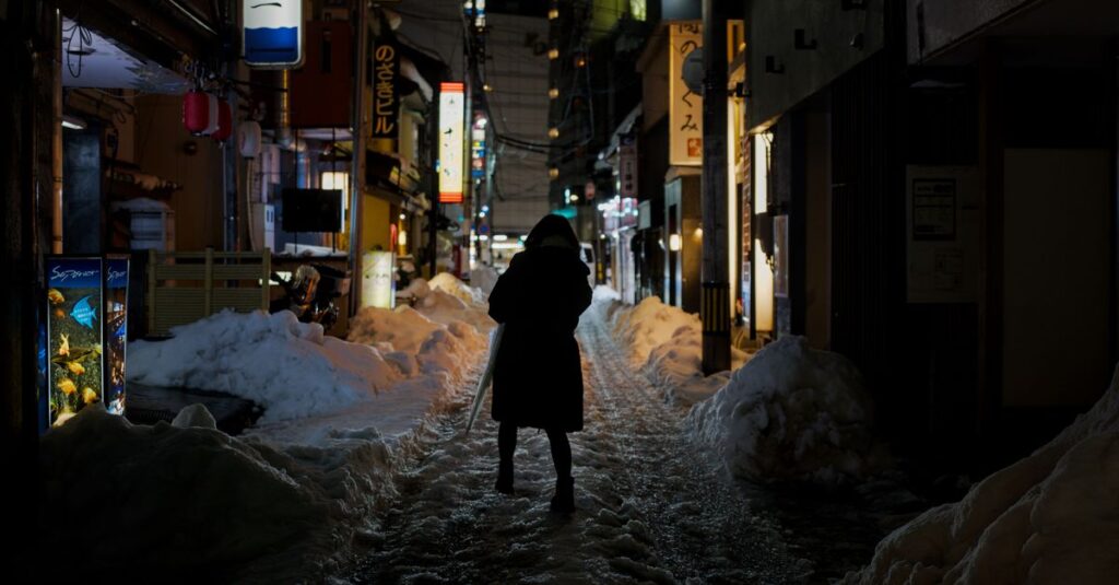 冬の国内旅行に便利な持ち物や忘れやすいアイテムを紹介するイメージ