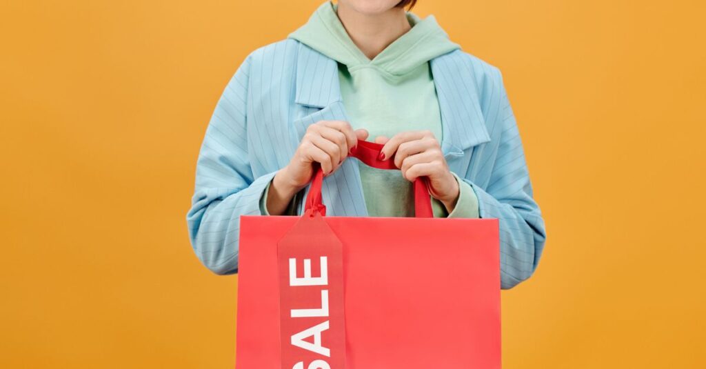 初売りセールで商品を選ぶ人々の様子、混雑した店内とポスターが目立つ光景