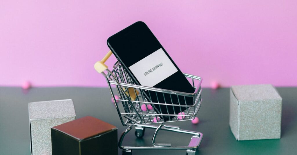 オンラインと実店舗の初売りを比較するイメージ。パソコン画面とショッピングモールの様子が対比される