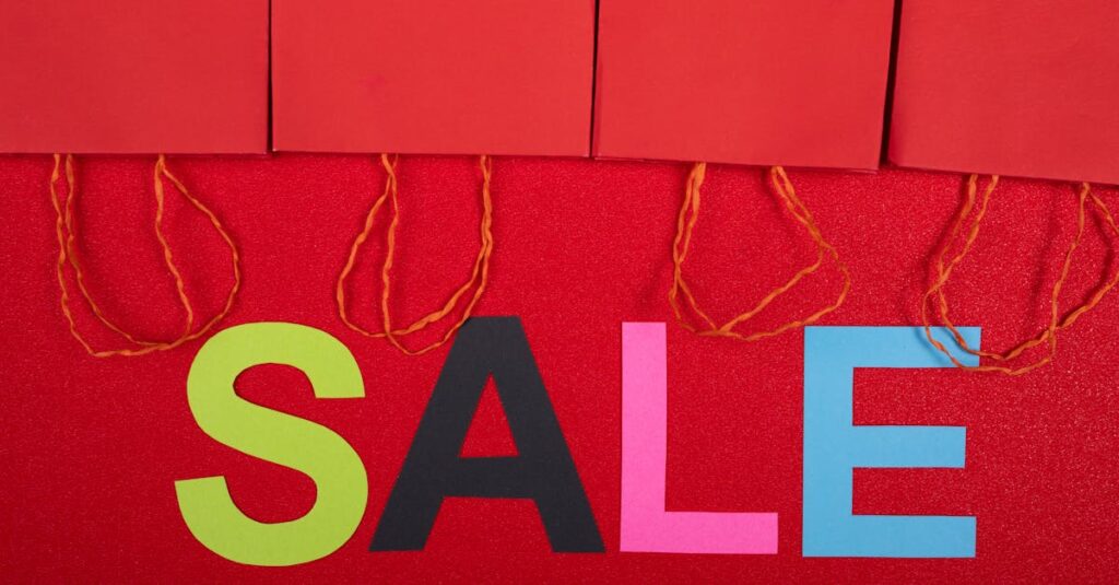初売りセールで商品を選ぶ人々の様子、混雑した店内とポスターが目立つ光景